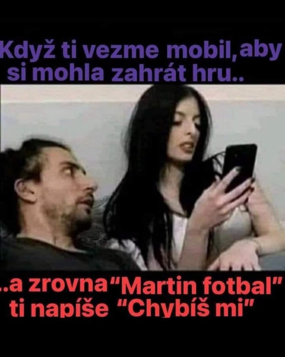 Pár na gauči s mobilom, žena číta správu a muž zareaguje prekvapene.