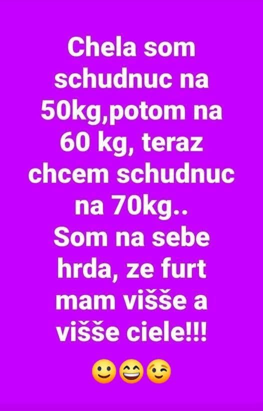 Osoba hovorí o zvyšovaní cieľov hmotnosti, od 50 kg cez 60 kg až po 70 kg, a o svojej hrdosti na neustále vyššie ciele.