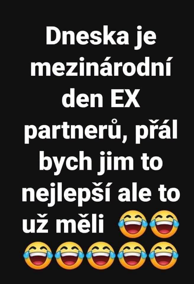 Textový vtip o medzinárodnom dni bývalých partnerov s emotikonmi smejúcej sa tváre.