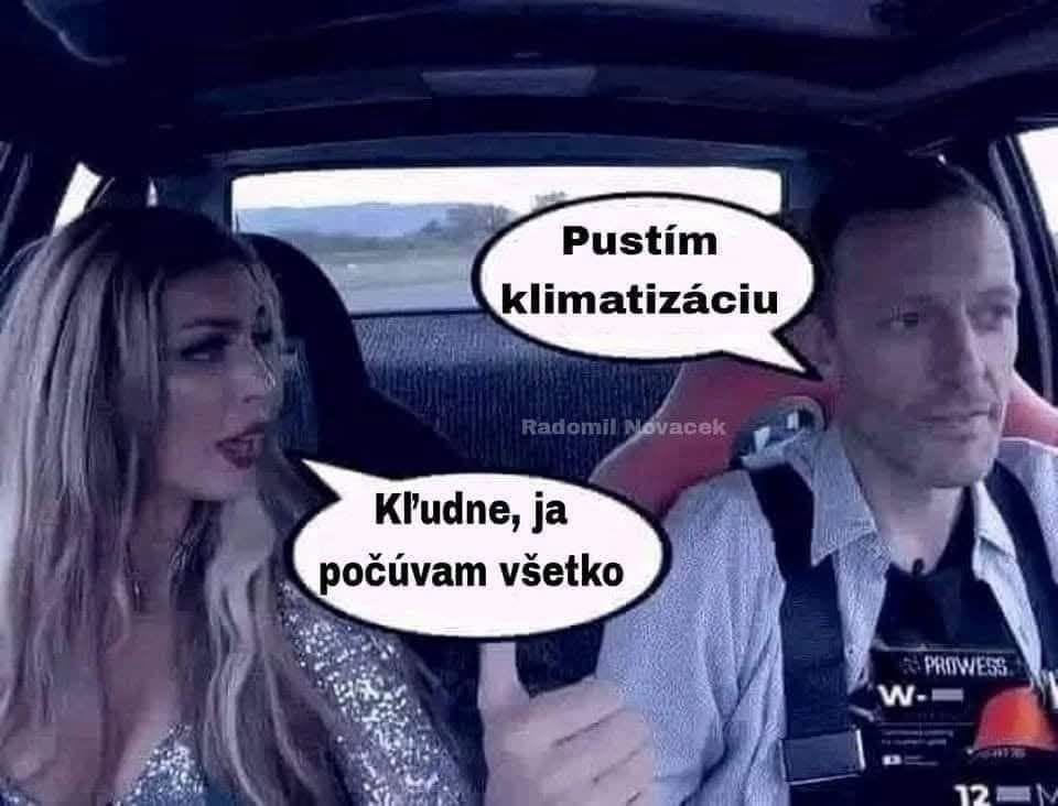 Dvojica v aute diskutuje o klimatizácii, pričom muža nezastraší ženina odpoveď, že počuje všetko.