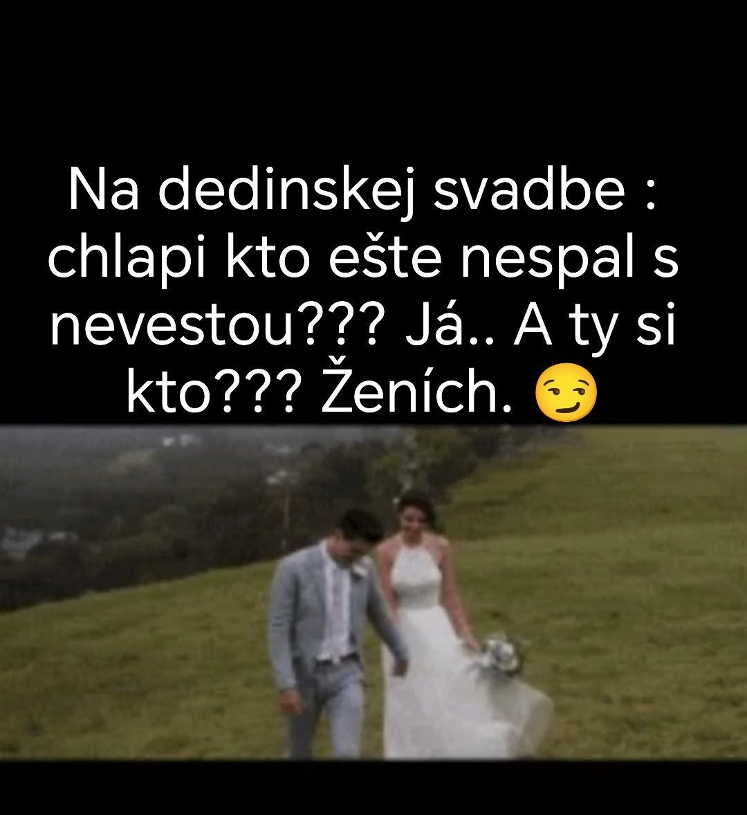 Nevesta a ženích kráčajú na dedinskej svadbe s vtipným textom v popredí.