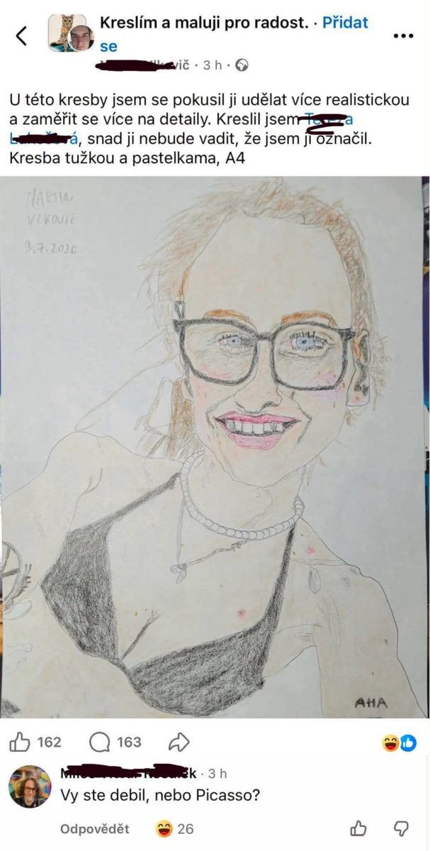 Portrét ženy v okuliaroch nakreslený ceruzkou a pastelkami na formáte A4, zameraný na detaily.