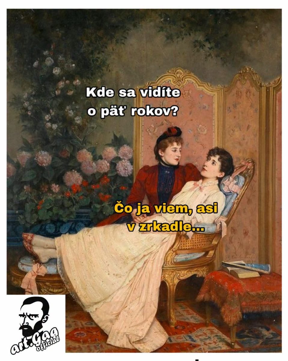 Dve ženy v historickom oblečení sedia na pohovke, rozprávajú sa a vtipkujú o budúcnosti.