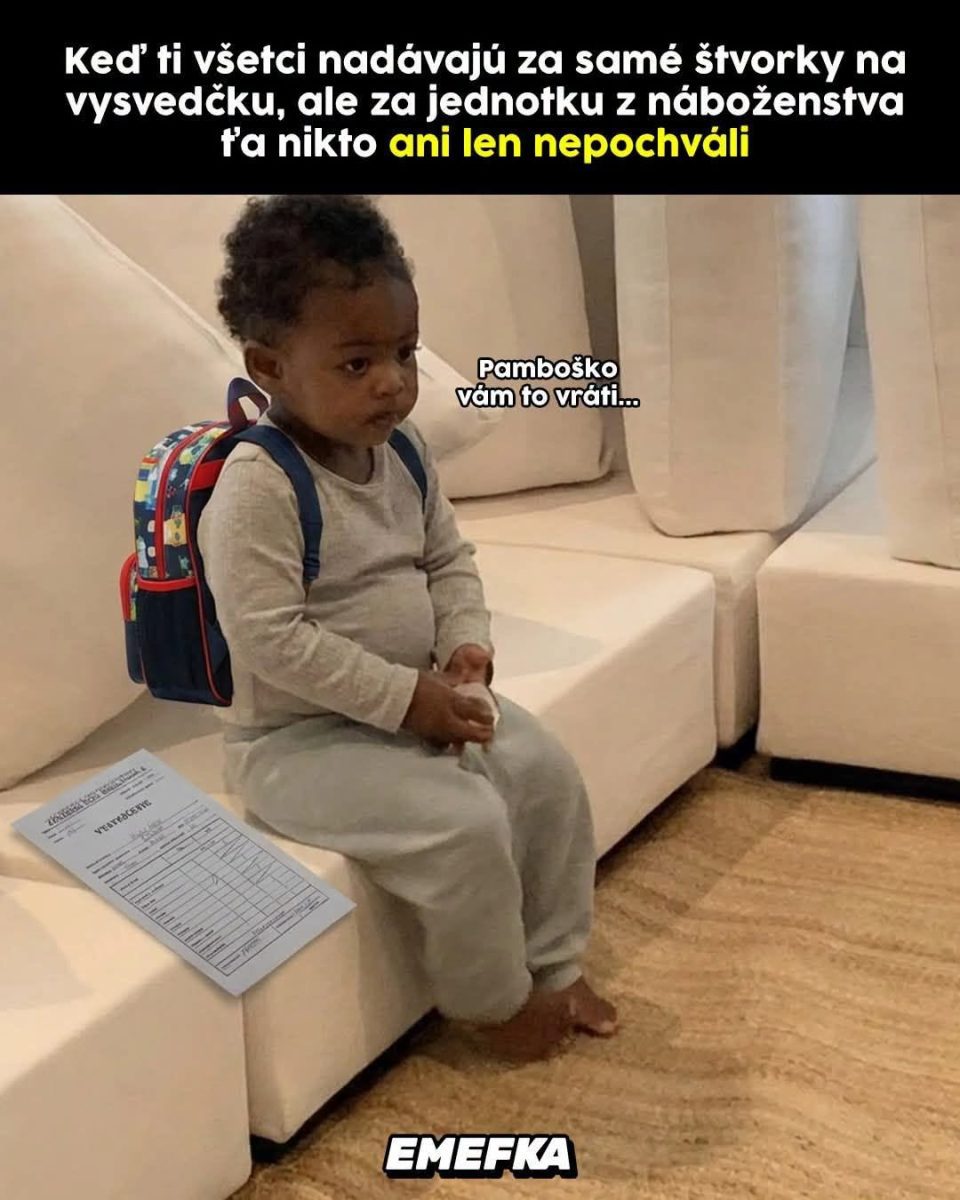 Malý chlapec so smutným výrazom sedí na gauči vedľa vysvedčenia a školského batohu.