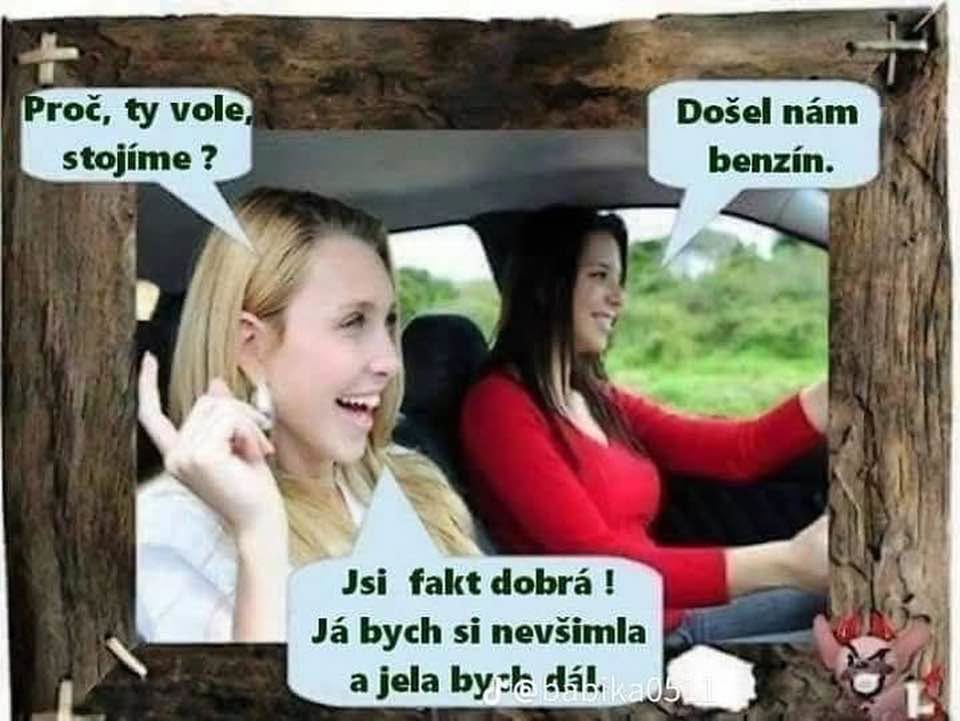 Dve ženy v aute žartujú o nedostatku benzínu. Vtipná konverzácia počas jazdy.