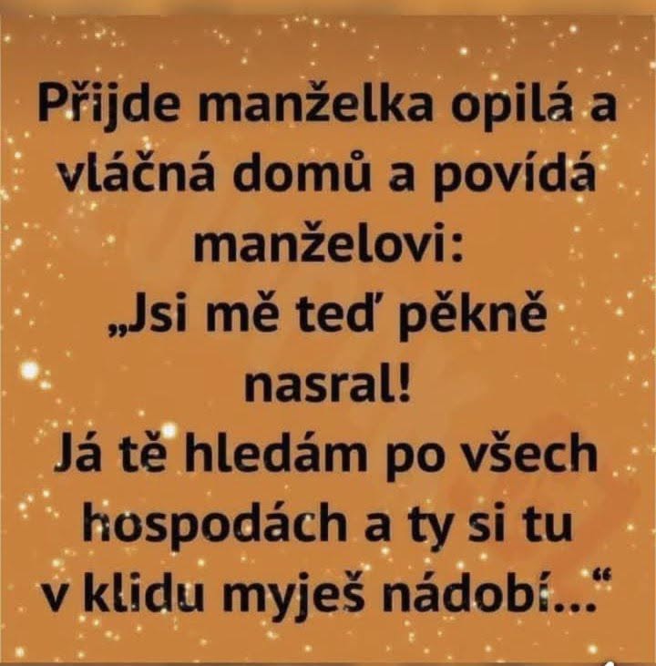 Vtipný text na oranžovom pozadí: Opitá manželka vyčíta manželovi, že ho hľadala v krčmách, zatiaľ čo on doma umýva riady.