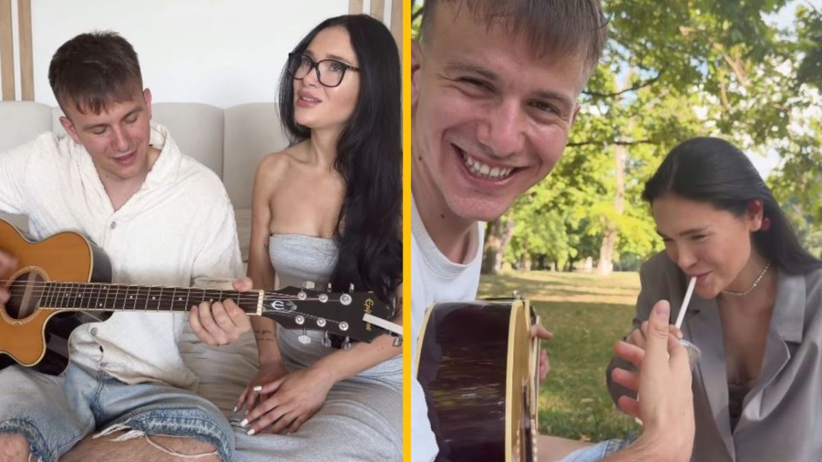 Dvojica hrá na gitaru a sedí vonku v parku, užívajú si hudbu a príjemný deň.