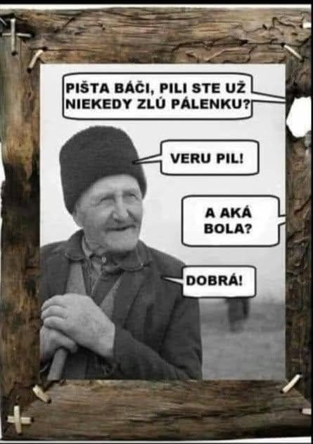 Starší pán v tradičnom oblečení vtipne reaguje na otázku o kvalite pálenky.