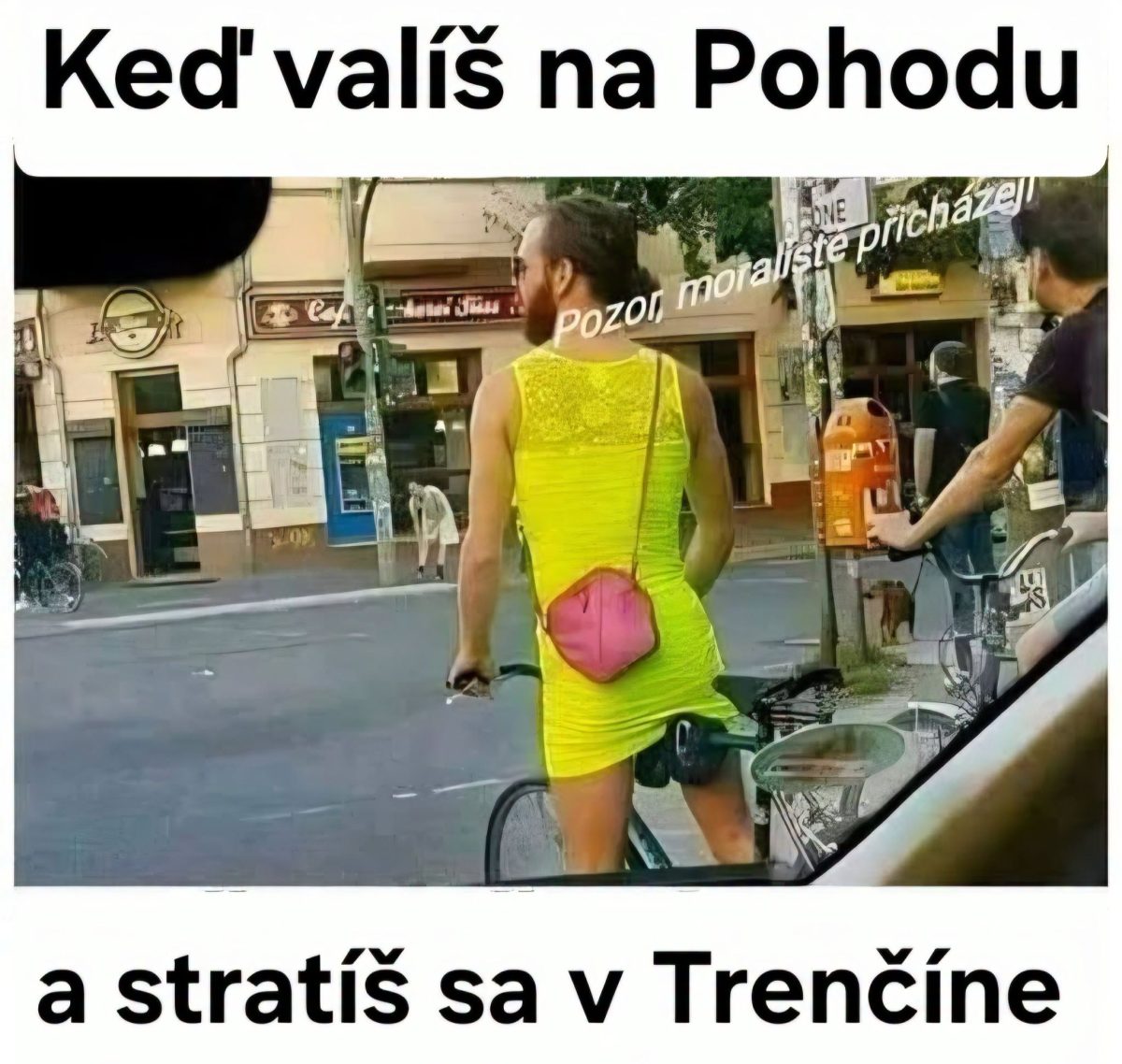 Osoba na bicykli v žltej sukni s ružovou taškou, zachytená v meste Trenčín. Text: Keď valíš na Pohodu a stratíš sa.