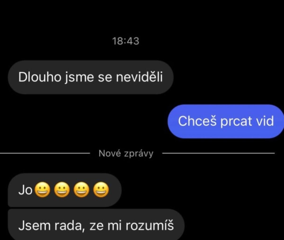 Odoslané správy medzi dvoma osobami diskutujúce o stretnutí po dlhšej dobe, s emotikonmi vyjadrujúcimi radosť.