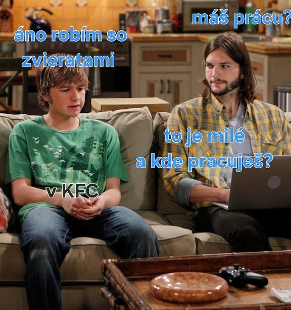 Dvaja muži sedia na gauči v obývačke. Rozprávajú sa o práci a práci so zvieratami. Text na obrázku vytvára vtipnú situáciu.