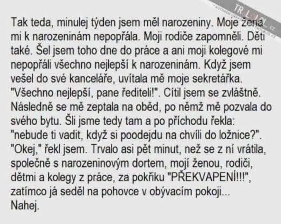 Muž oslavuje prekvapivé narodeniny, ktoré mu tajne pripravili jeho blízki a kolegovia, pričom zostal nahý.