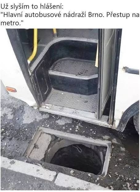 Autobus so schodíkmi vedľa otvorenej šachty na ceste, vtipný kontext o prestupe na metro.