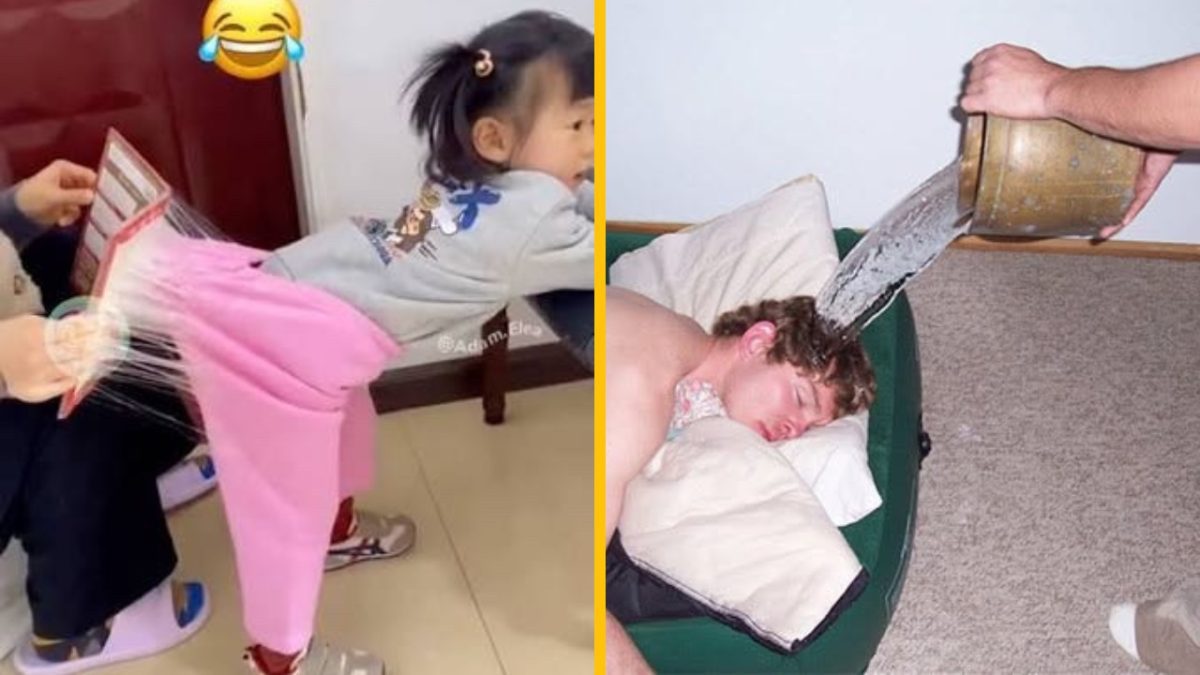 Dieťa v ružových nohaviciach ťahané za gumu; vedľa spiacemu mužovi lejú vodu na hlavu.