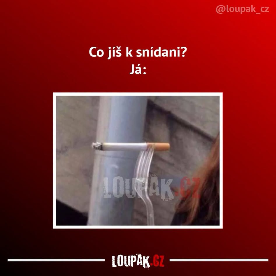 Vidlica držiaca cigaretu, ktorá vizuálne vyjadruje ironický prístup k raňajkám.