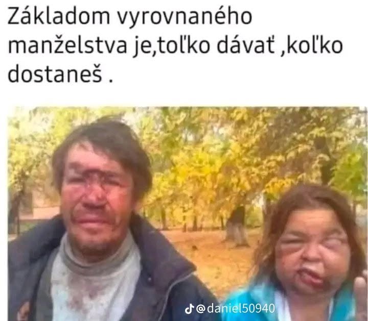 Pár s ušpinenými tvárami v jesennom lese, text o rovnováhe v manželstve: Dávať toľko, koľko dostaneš.