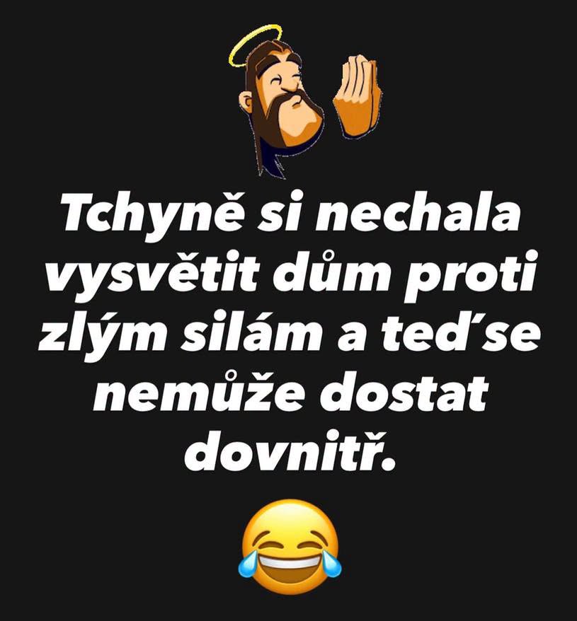 Vtipný obrázok s textom o svokre, ktorá sa nevie dostať do domu po jeho vysvätení proti zlým silám; emoji smiechu.