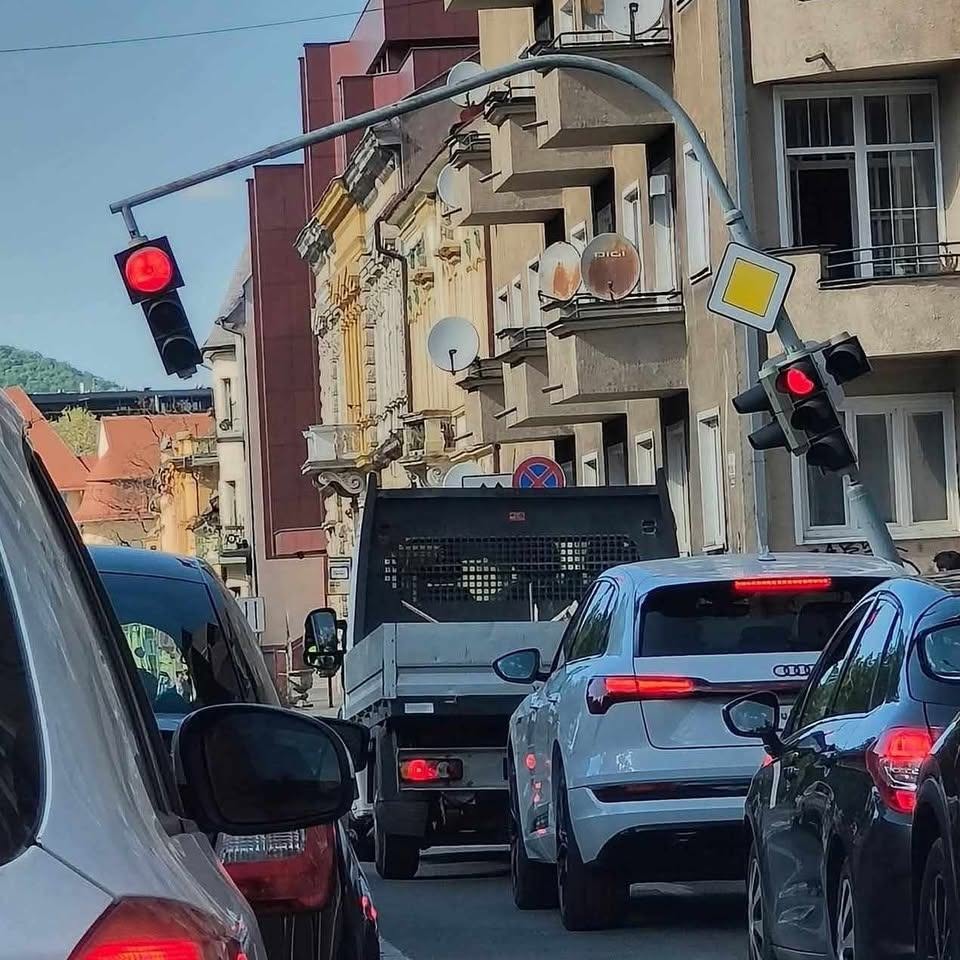 Doprava zastavená na križovatke s poškodeným semaforom v mestskom prostredí.