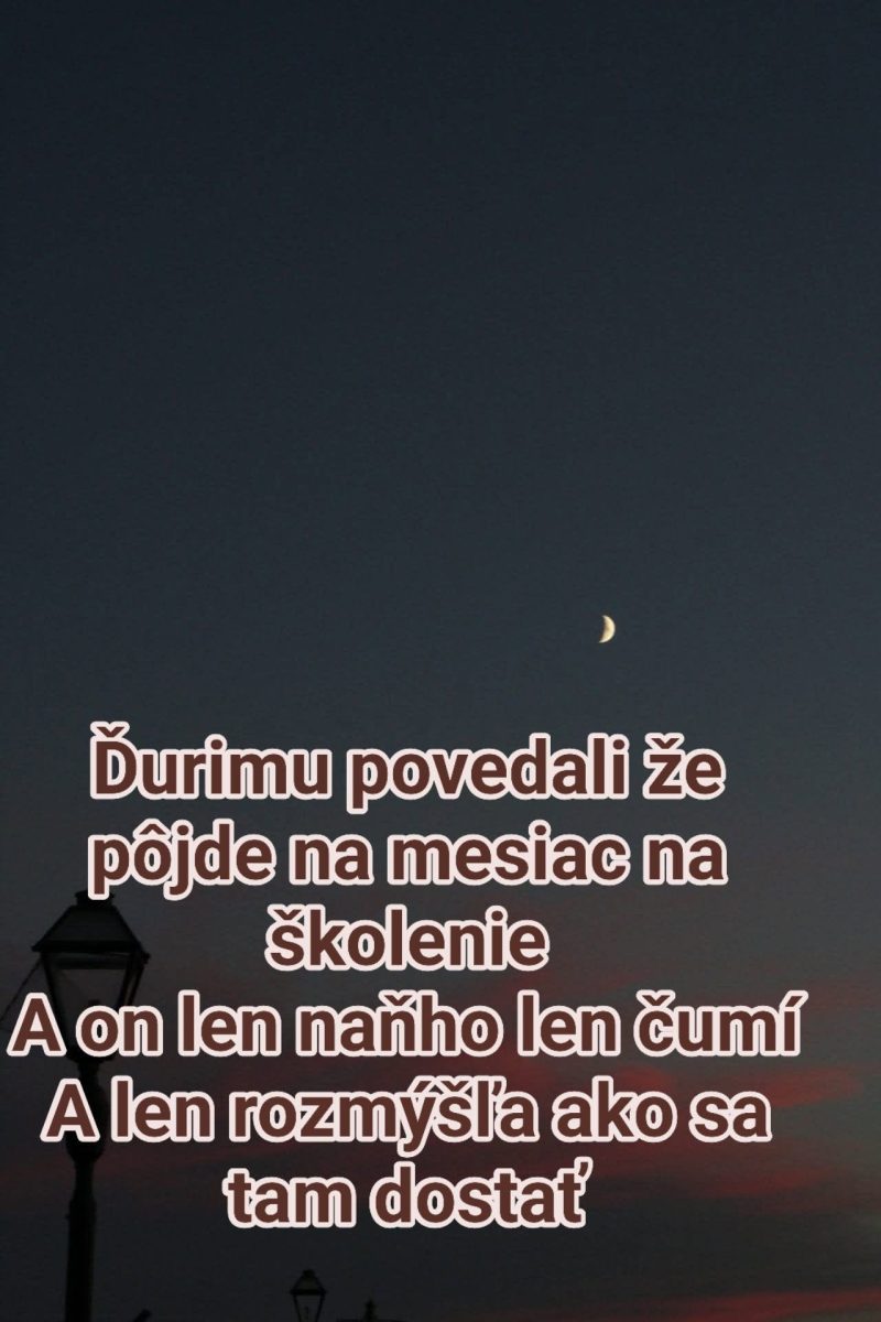 Večerná obloha s lampou a mesiacom, vtipný text o školení na Mesiaci: „Ďurimu povedali, že pôjde na mesiac na školenie.“