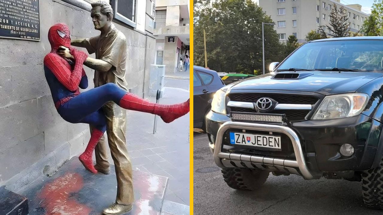 Socha objímajúca muža v kostýme superhrdinu vedľa čierneho auta s nápadnou poznávacou značkou.