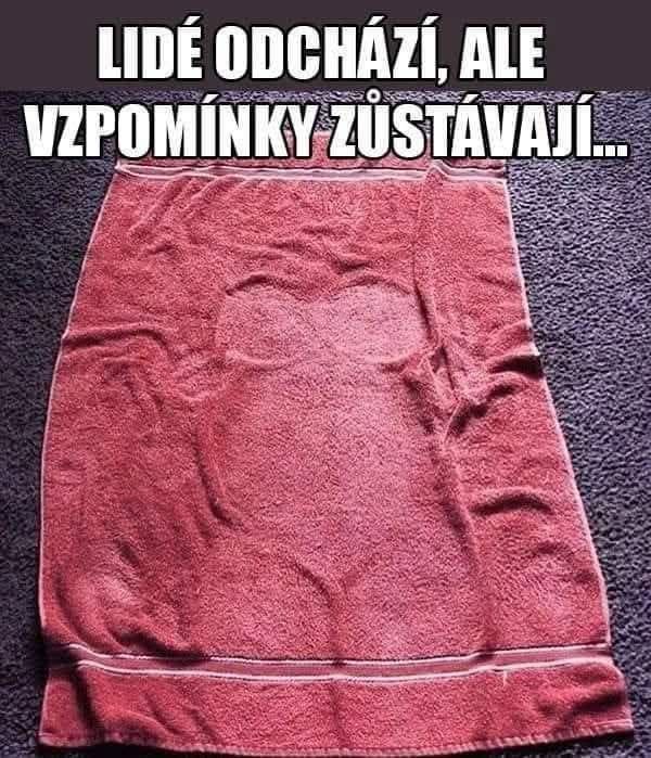 Červený uterák s odtlačkom na sivom koberci; citát: Ľudia odchádzajú, ale spomienky zostávajú.
