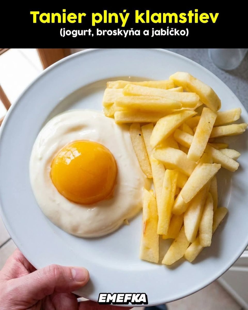 Tanier s ilúziou: jogurt, broskyňa a jablčné pásiky vyzerajú ako volské oko a hranolky.