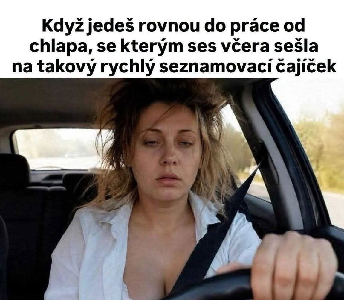 Žena unavene šoféruje autom po náročnej noci, vyzerá ospalo a rozcuchane, ranná jazda do práce.