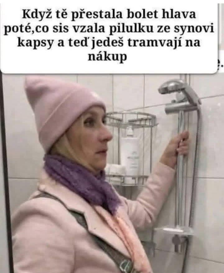 Žena v ružovej čiapke stojí v kúpeľni a drží sprchovú hadičku, vtipný text nad obrázkom.