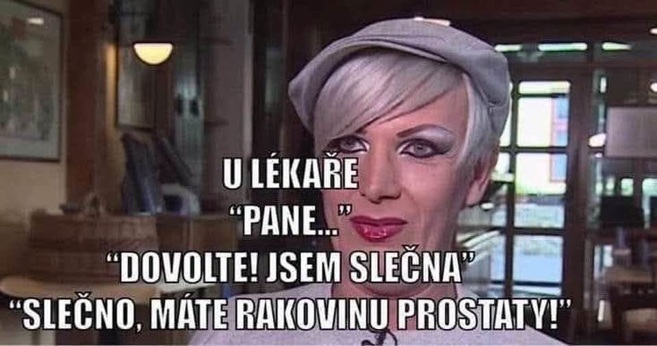 Osoba v interiéri s vtipným textom o zdravotnej situácii, kde sa komicky rieši otázka identity a zdravotnej diagnózy.