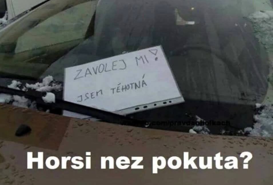 Zábavný nápis na aute: Zavolej mi, jsem těhotná! Významná poznámka na predné sklo v zasneženom počasí.