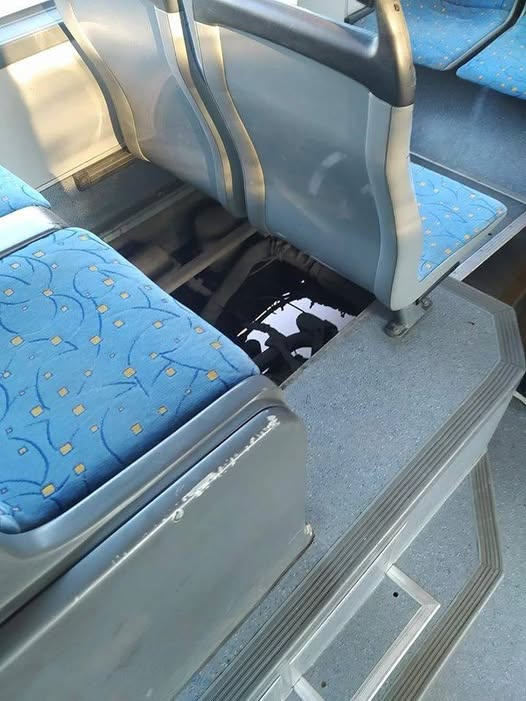 Sedadlá v autobuse so zreteľom na otvorenú podlahu, ukazujúcu mechanizmus pod vozidlom.