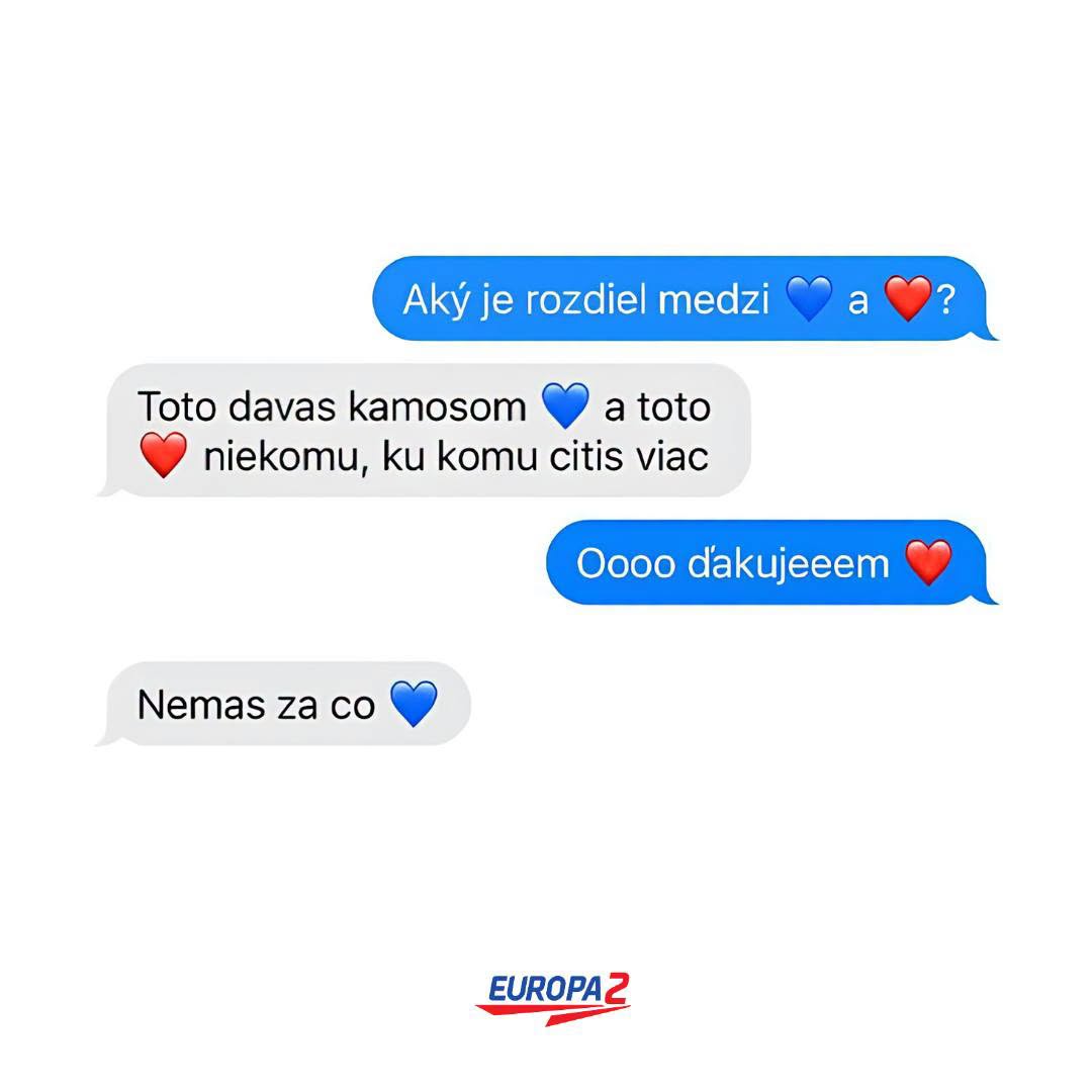 Textová konverzácia o rozdiele medzi modrým a červeným srdcom, vyjadrujúca city a priateľstvo.
