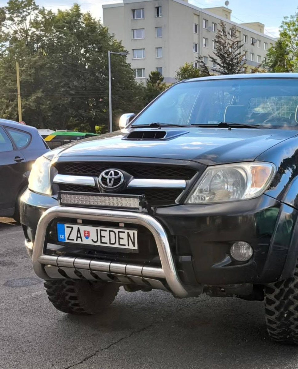 SUV Toyota na ulici so špeciálnou poznávacou značkou ZA JEDEN pred obytnou budovou.