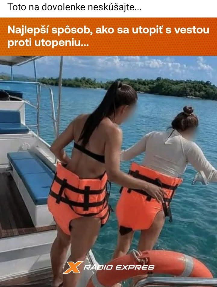 Dve osoby na lodi nosia plávacie vesty nasadené naopak.