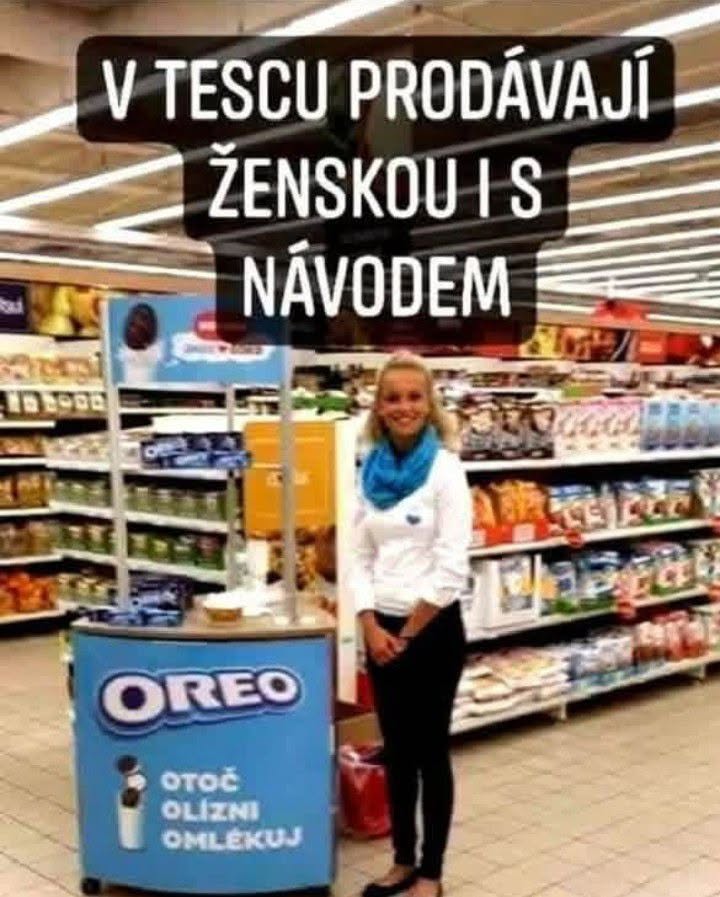 Žena prezentuje Oreo sušienky na promo akcii v supermarkete TESCO, reklamný slogan v pozadí.