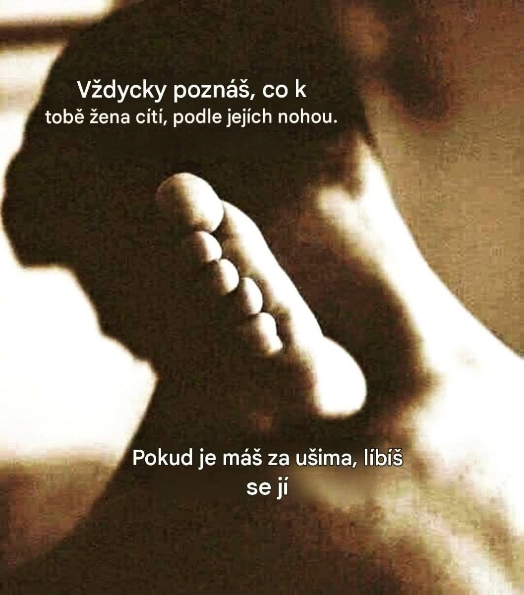 Čierno-biely obrázok chodidla s textom o pocitoch ženy vyjadrených jej nohami.