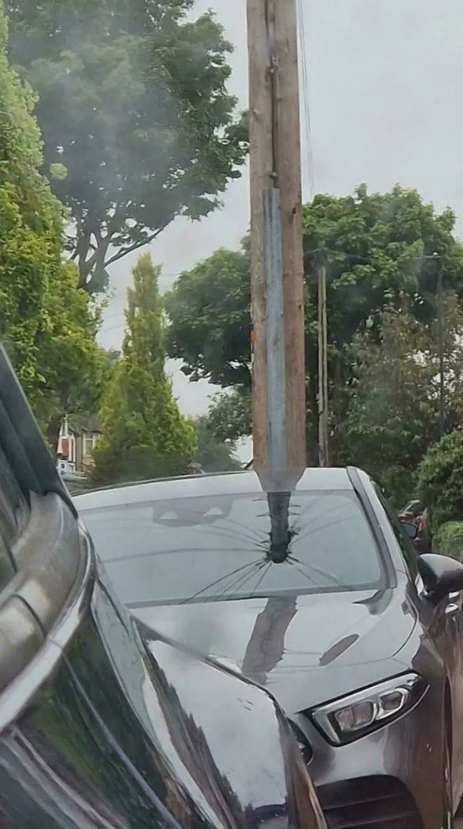 Auto s iluzívnym stĺpom, ktorý vyzerá, akoby prešiel čelným sklom.