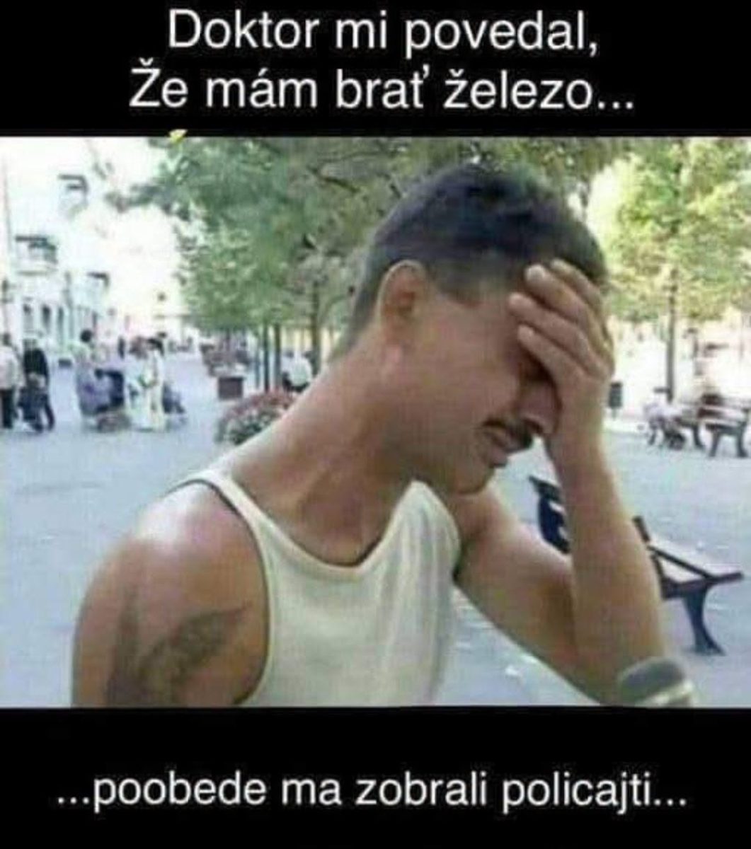 Muž si drží hlavu na ulici s ironickým textom o tom, ako ho policajti zadržali po lekárskej rade.
