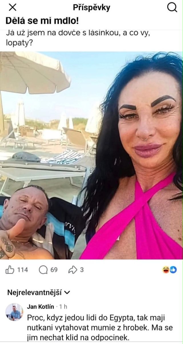 Dovolenkový selfie pár v exotickom letovisku pod slnečníkmi a modrou oblohou.