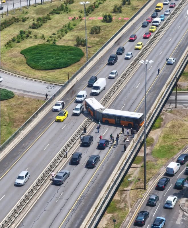 Zrážka autobusu a áut na diaľnici spôsobuje dopravnú zápchu a zmätok na štvorprúdovej vozovke.