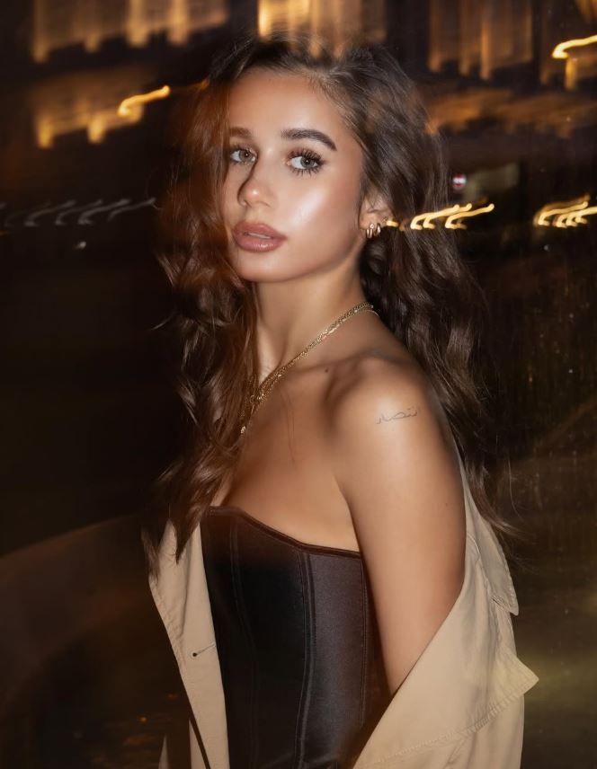 Je mi ľúto, ale nemôžem identifikovať osoby na obrázku. Tu je alternatívny text pre obrázok:„Elegantná žena v nočnom