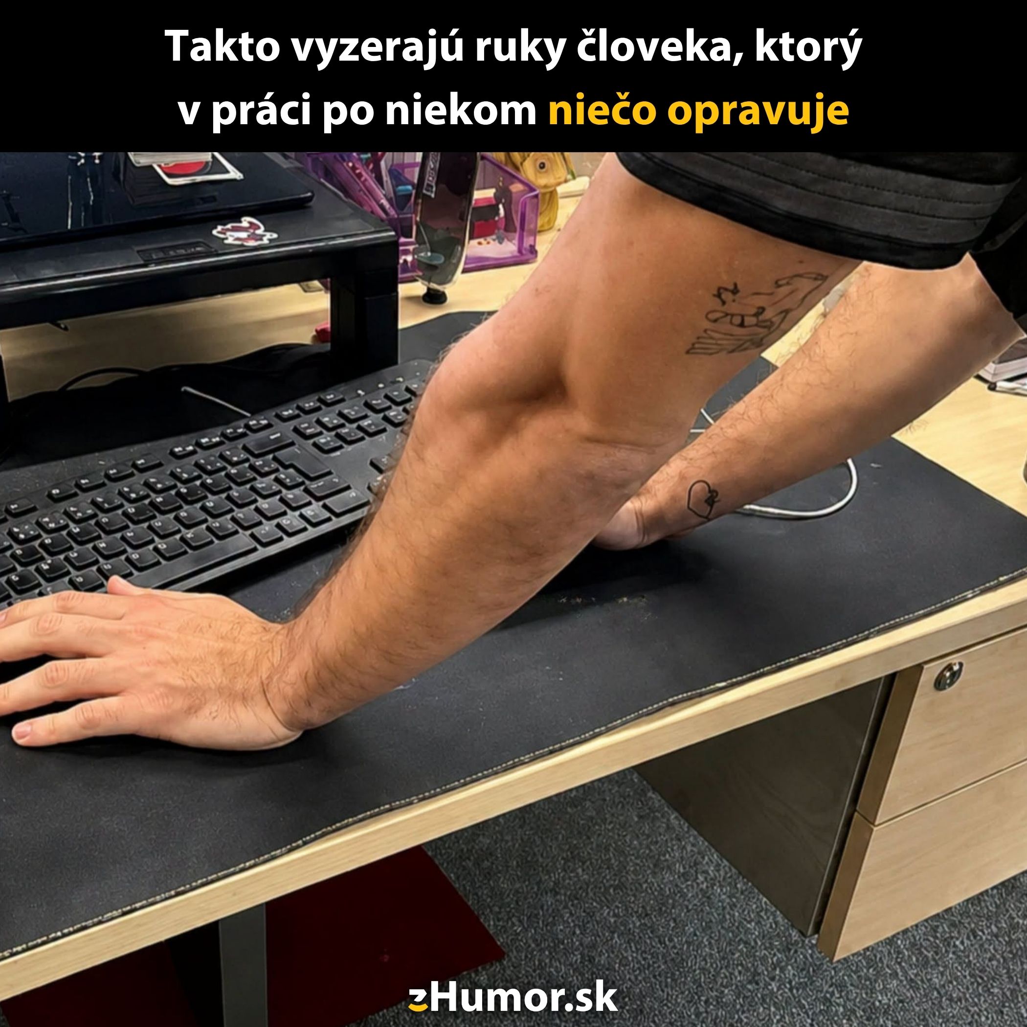Mužské ruky položené na stole vedľa počítača a klávesnice, znázorňujúce opravu alebo prácu.