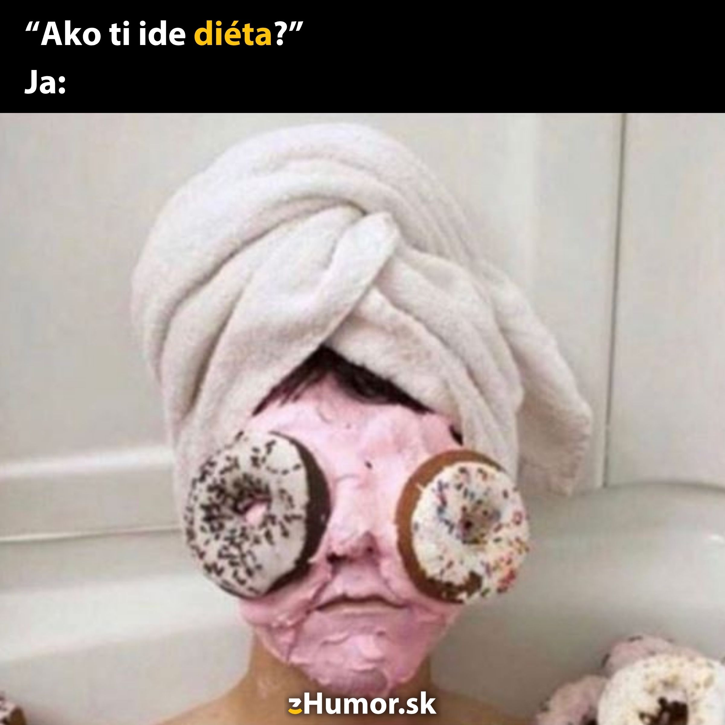 Osoba s maskou z ružového hustého krému a donutmi na očiach, vtipný pohľad na diétu.