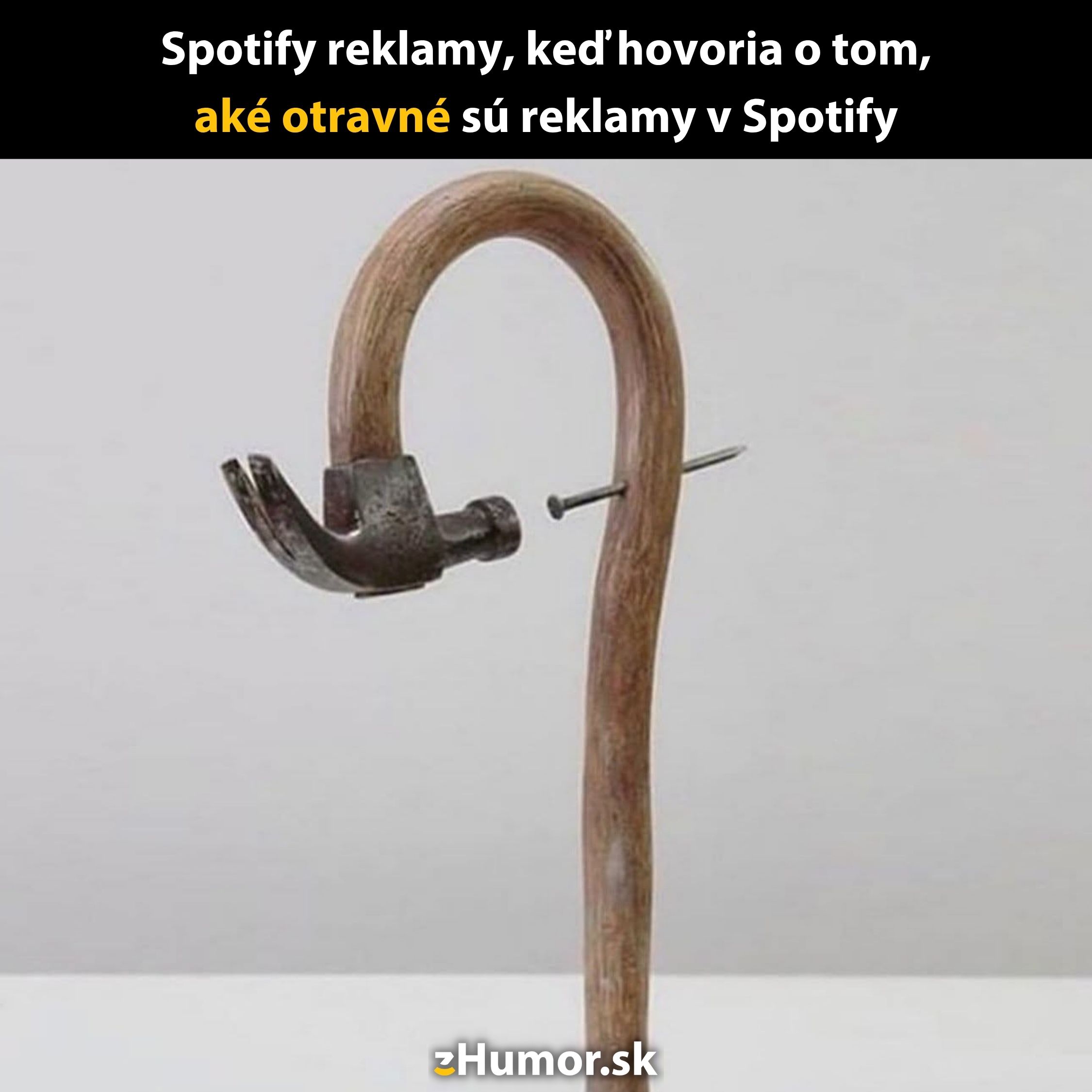 Kladivo pokrútené do tvaru otázniku s klincami, ilustruje absurditu a iróniu reklám na Spotify.