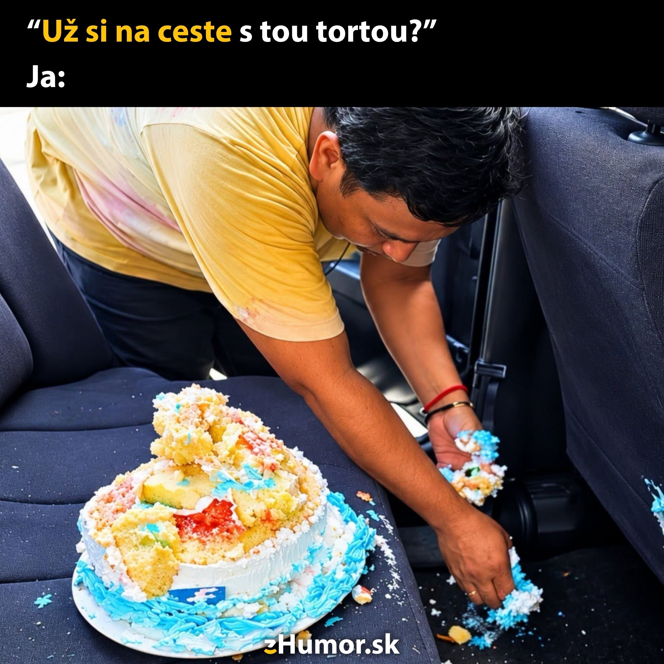 Muž upratuje rozbitú tortu na zadnom sedadle auta s humoristickým nápisom o nešťastnej ceste.