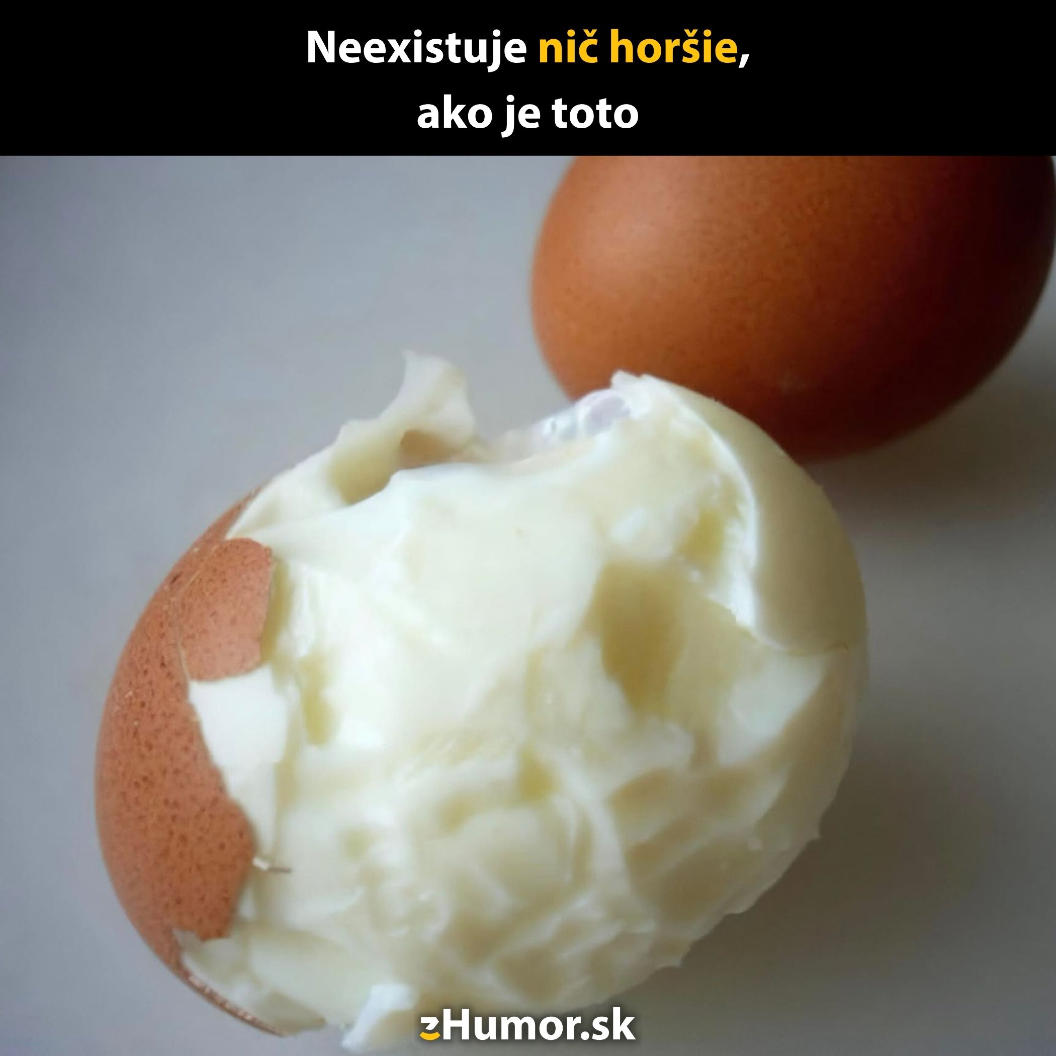 Vajíčko s odlúpenou škrupinou a poškodeným bielkom, spôsobuje frustráciu počas lúpania.