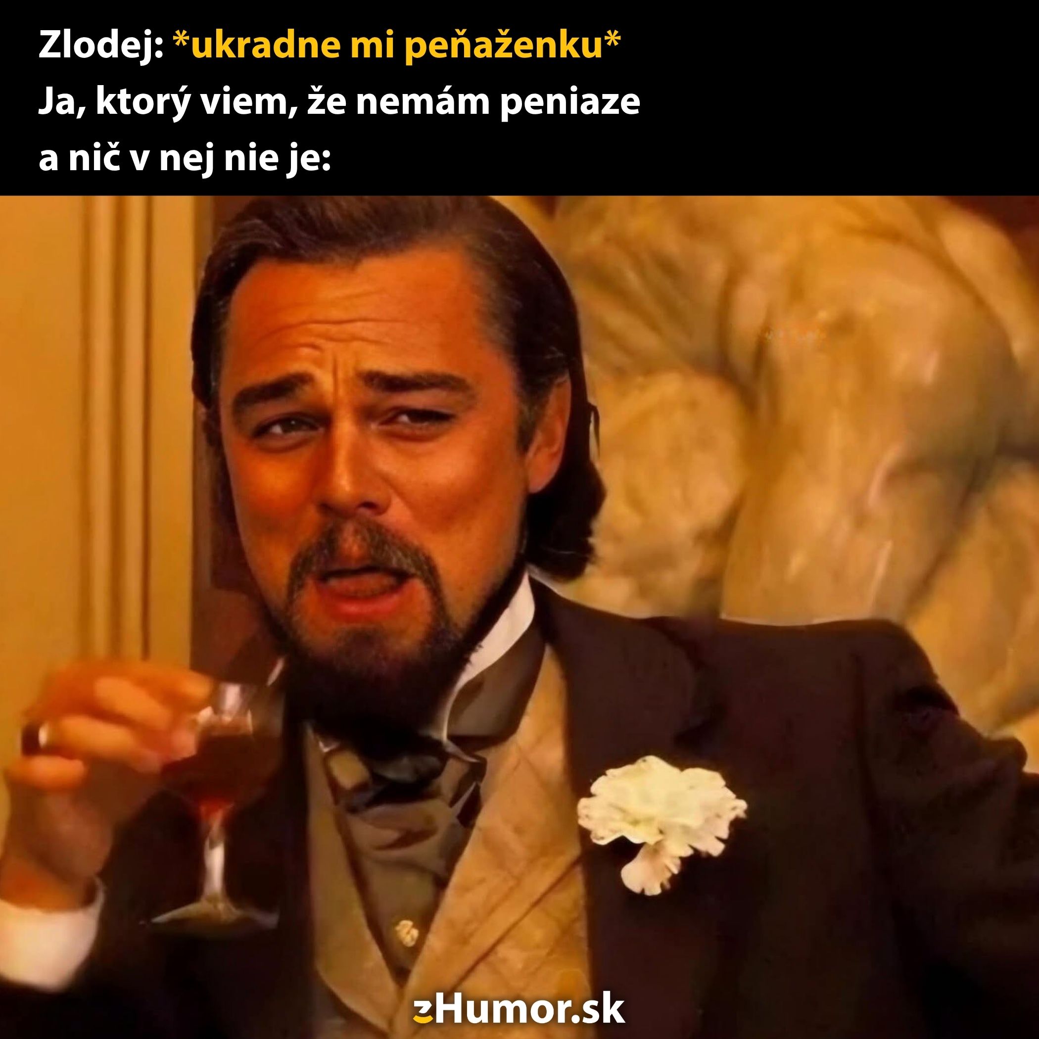 Muž sa smeje pri pití vína, zatiaľ čo text hovorí o krádeži prázdnej peňaženky.