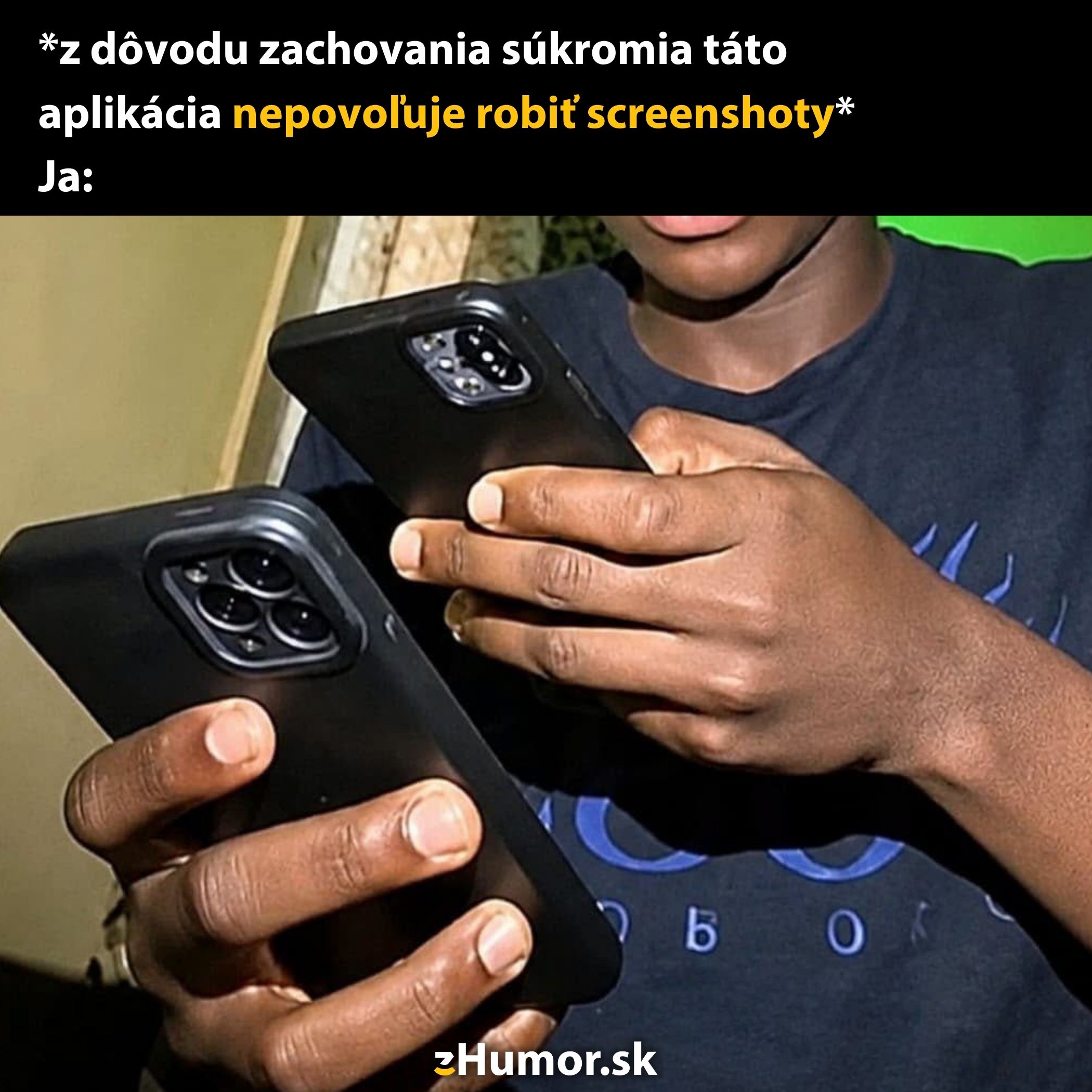 Osoba drží dva telefóny, obchádzajúc zákaz snímania obrazoviek kvôli ochrane súkromia.