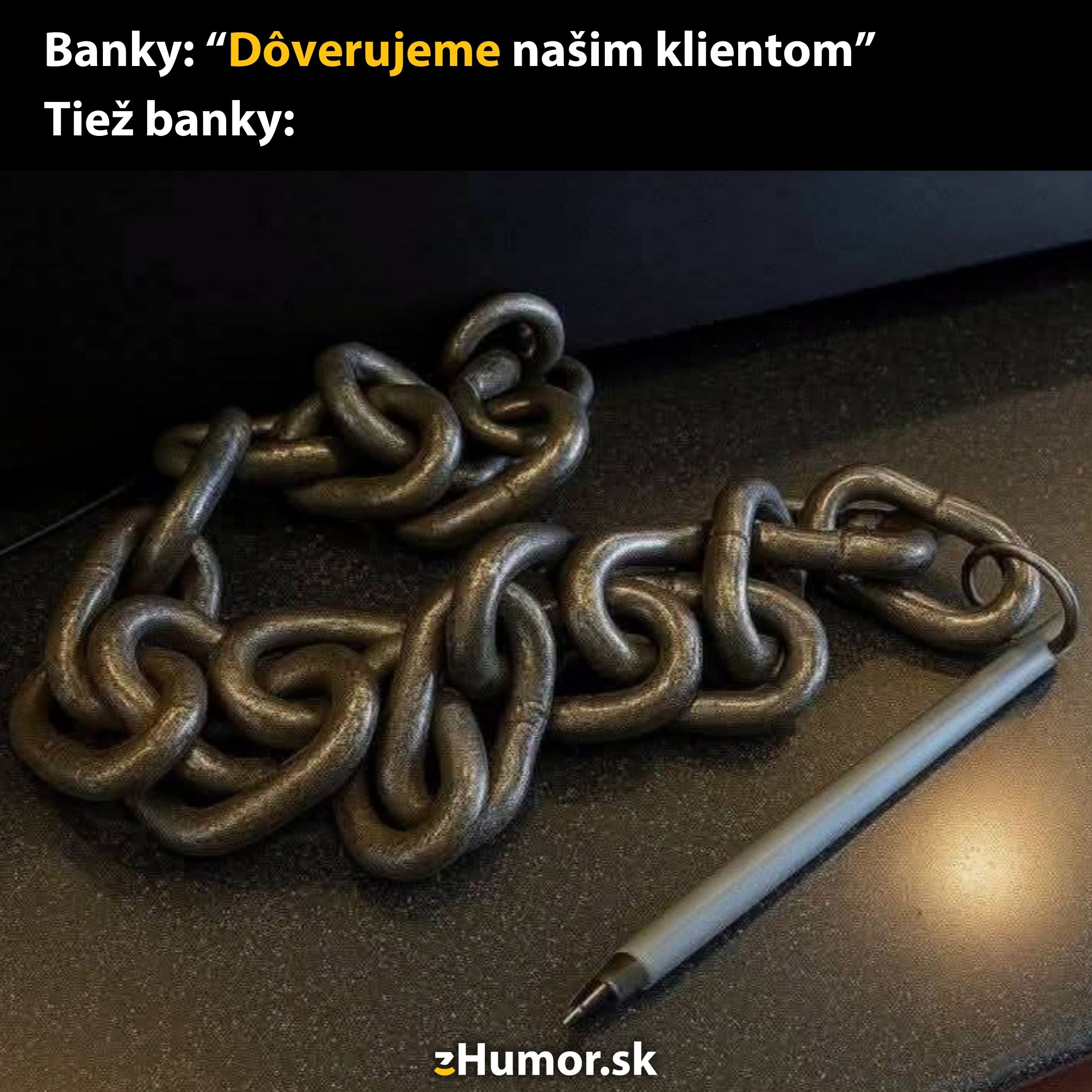 Reťaz s perom na stole, symbolizujúca dôveru bánk voči klientom, s humorným nádychom.