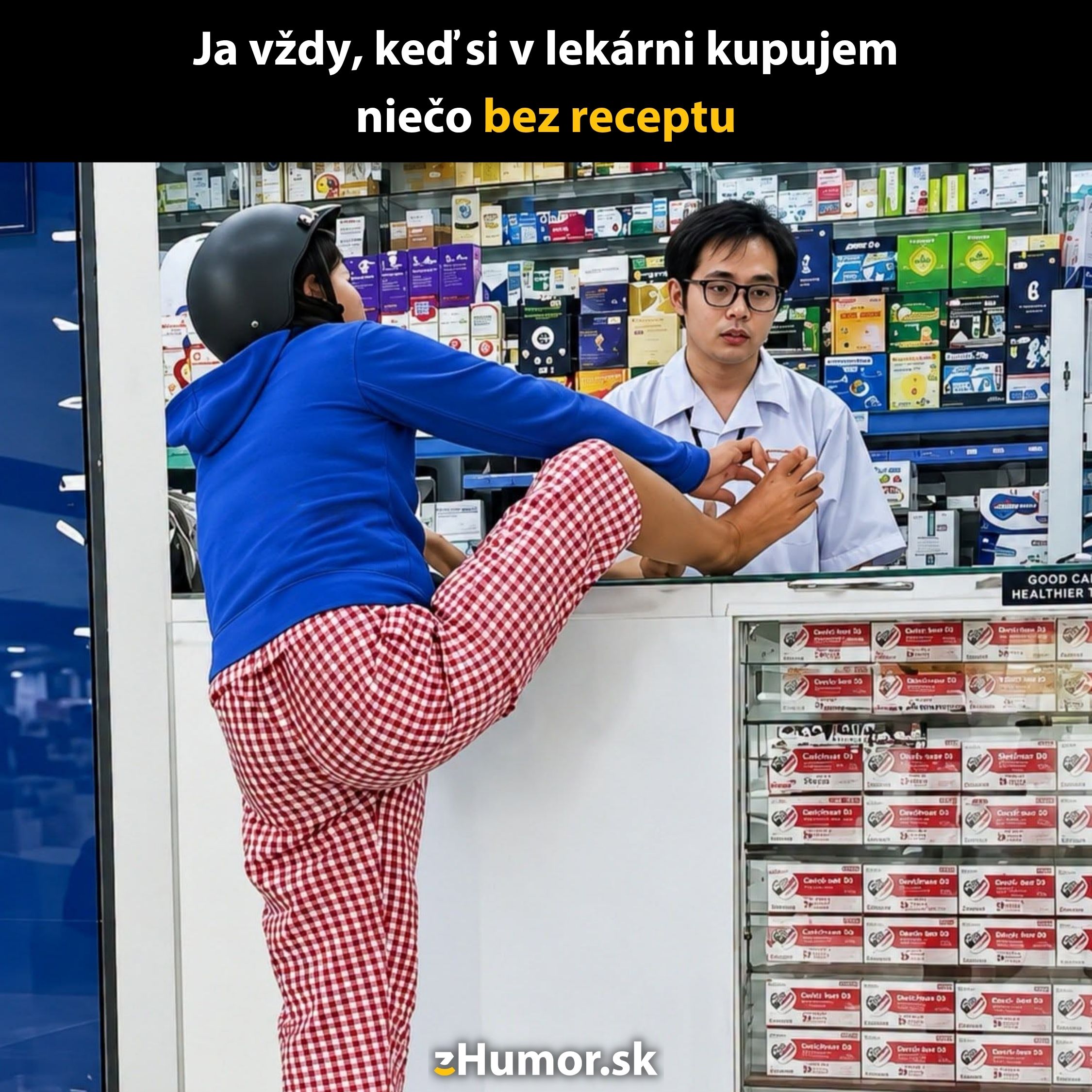 Osoba v prilbe komicky stojí na jednej nohe pri lekárnikovi za pultom v lekárni.